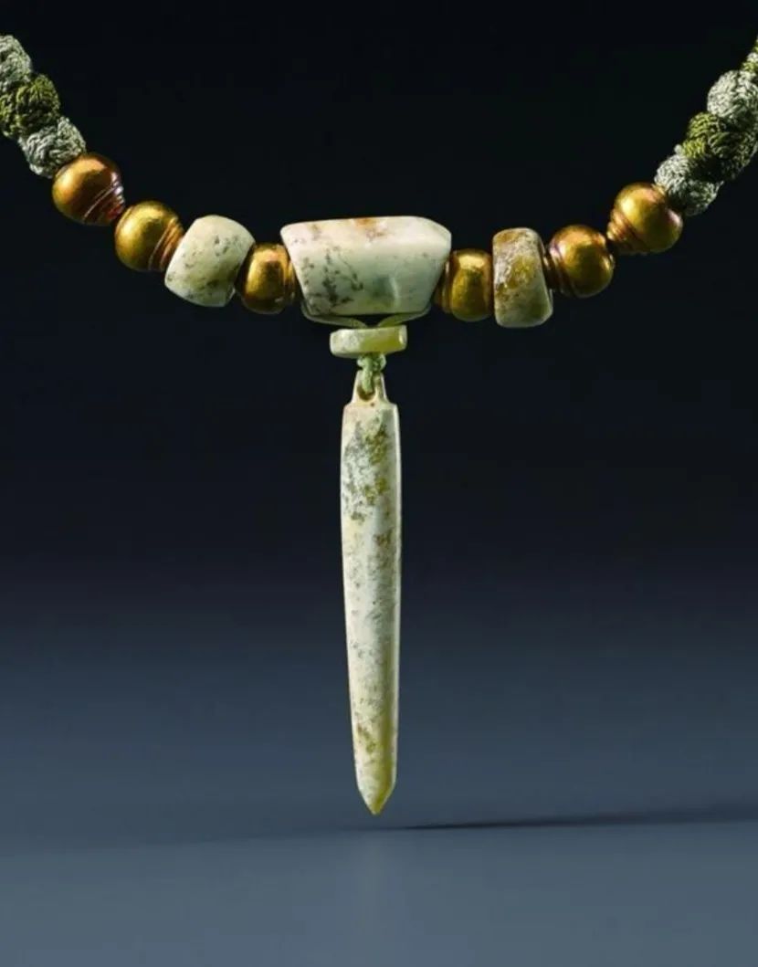 新石器时代 良渚文化玉锥形器配玉珠项