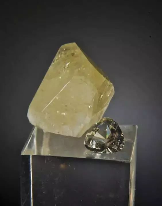 稀有宝石之硅硼钙石datolite
